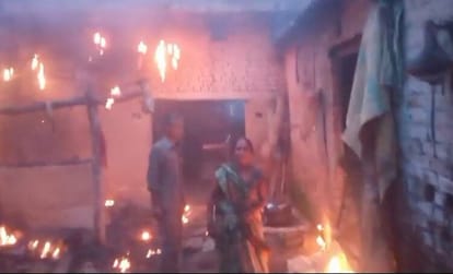 House set on fire due to old enmity, both sides gave complaint