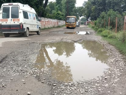 रामलीला रोड : गड्ढों में गुम हो गई सड़क, आए दिन हो रहे हादसे Road lost in potholes, accidents are happening every day