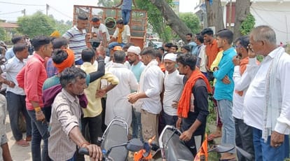 The cow protectors stopped the cattle being taken to the cow shelter in trolleys