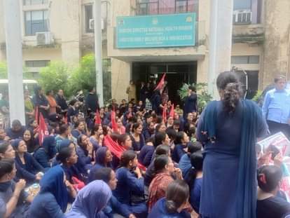 आशा वर्कर्स यूनियन जम्मू के बैनर तले आशा वर्करों ने वीरवार को मिशन निदेशक एनएचएम जम्मू कश्मीर न