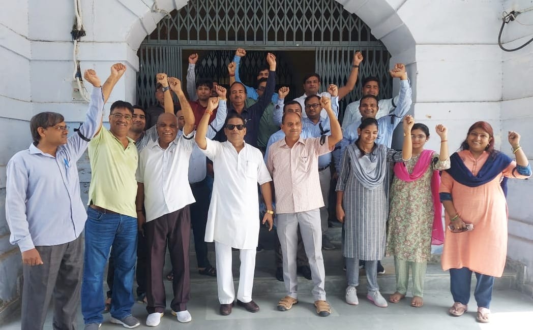 Protest of teachers in support of demands continues for the third day