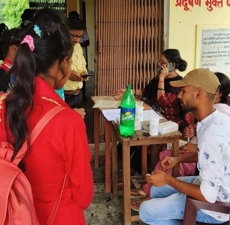 Students ate medicine for filariasis