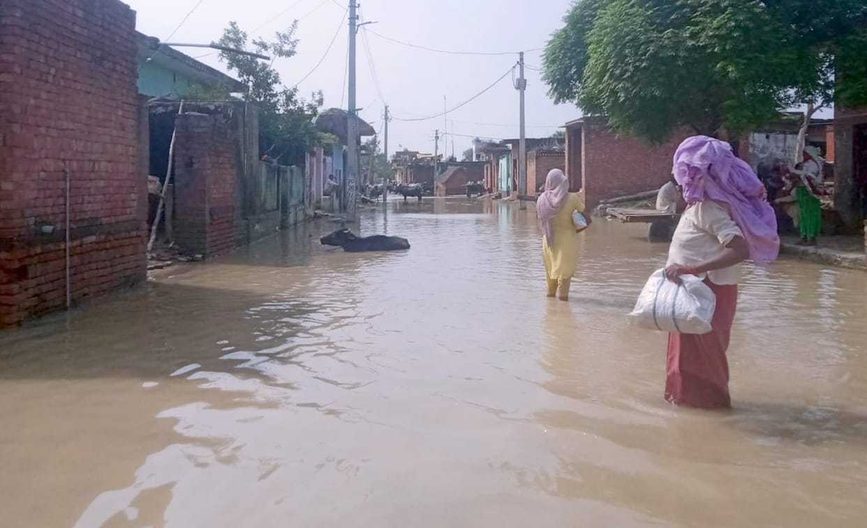 Decreased water level, yet more than ten villages remain islands