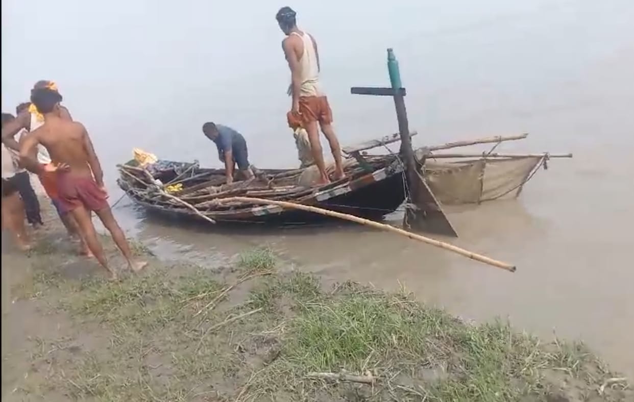 boat fell down in river