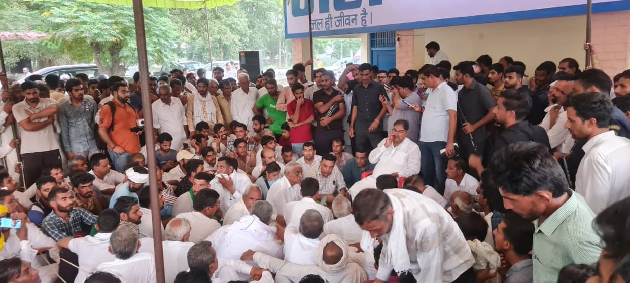 Indefinite strike of farmers on water tank continues