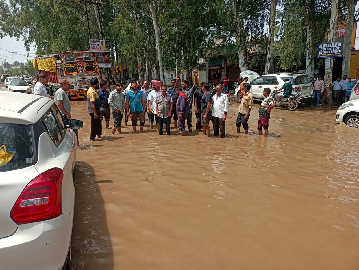 Shopkeepers raised slogans due to dirty water