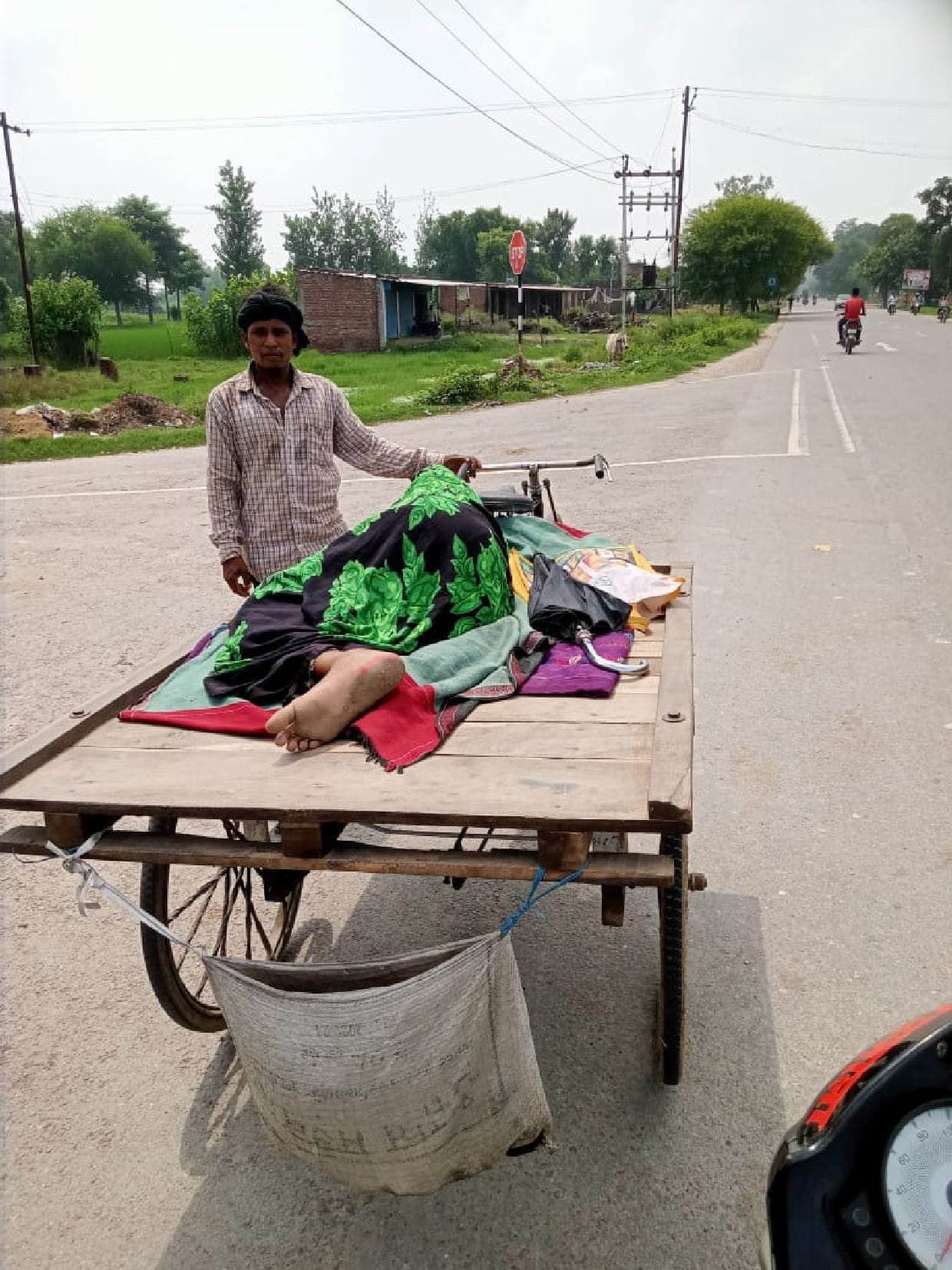 Ambulance was not found, brother-in-law reached the hospital after carrying sister-in-law on a cart