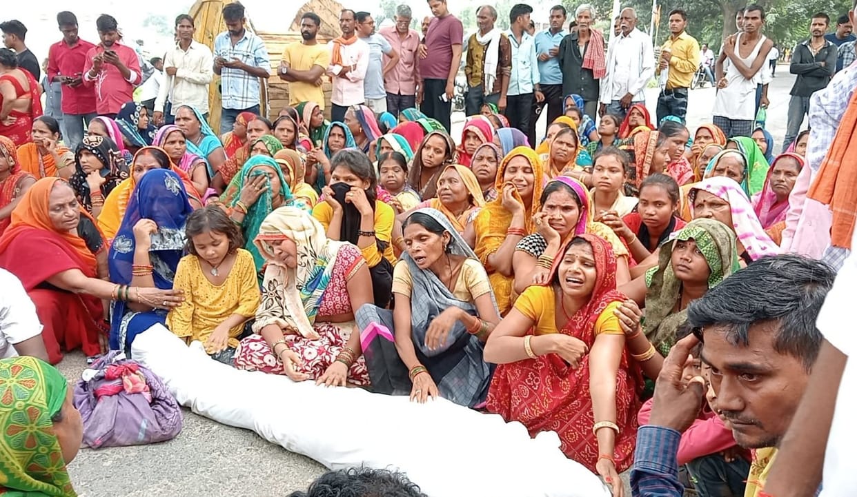 Angry villagers blocked the painter's body