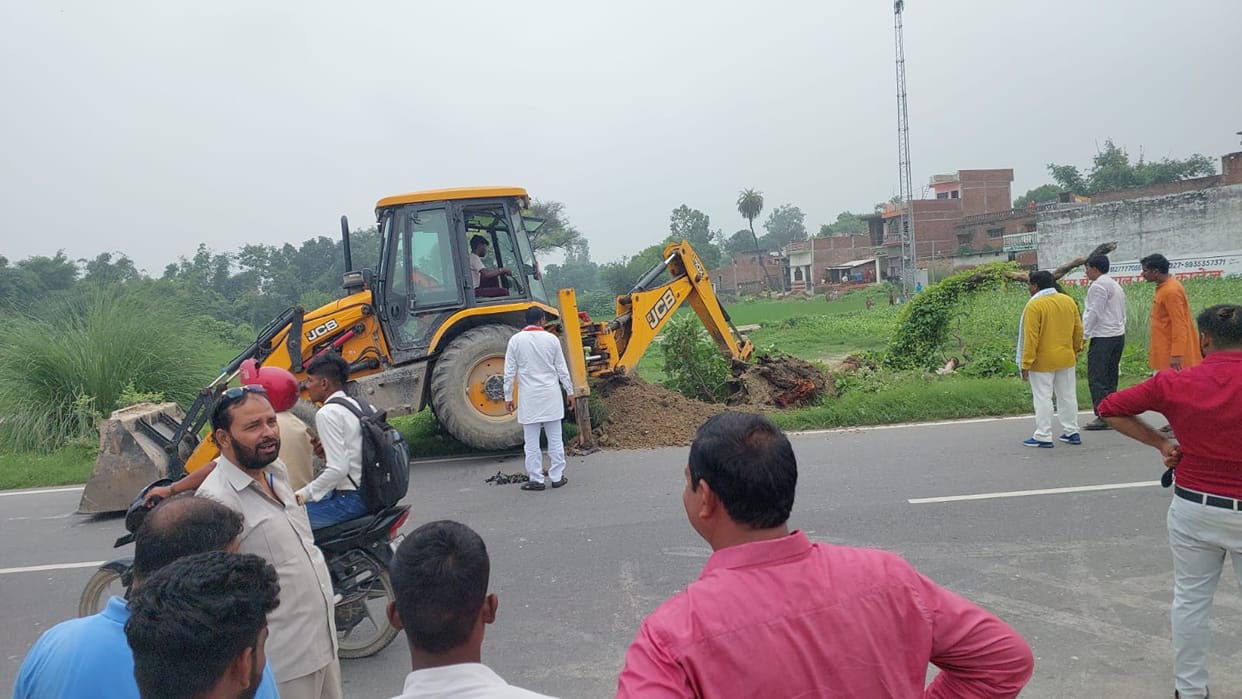 Nagar Panchayat cleared the brush from the road track