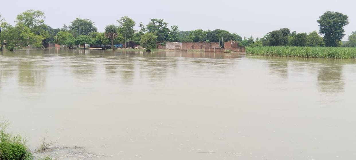 Coast of erosion victims from Sisaiyapurwa, temporary camp has been set up in Milapurwa itself