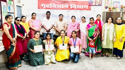 Ekta won the ramp walk, Priya became Teej Queen