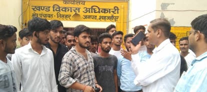 Due to the problem of water logging, the youth protested by closing the gate of the block.