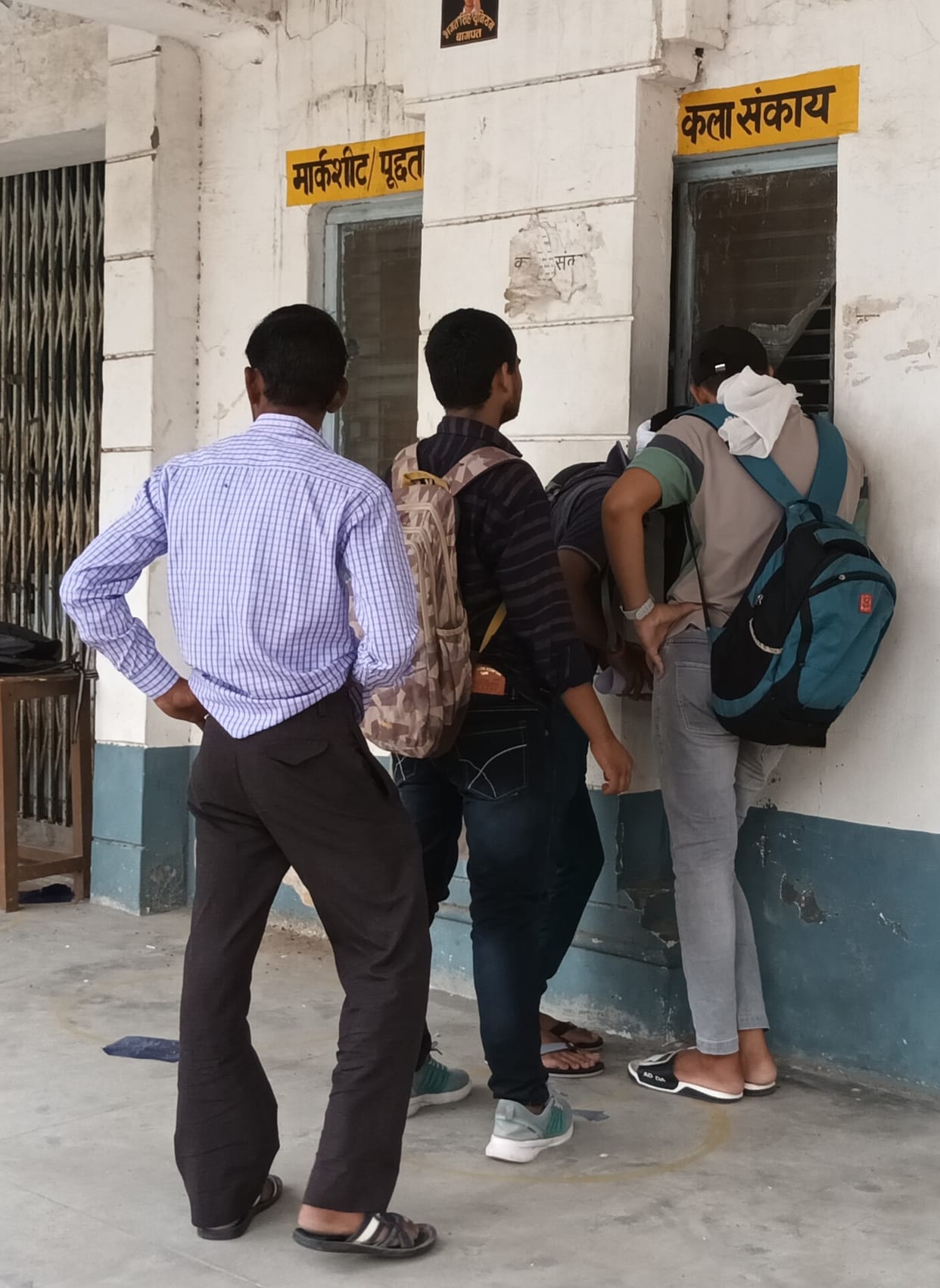 Crowd gathered on the last day of admission in second cut off
