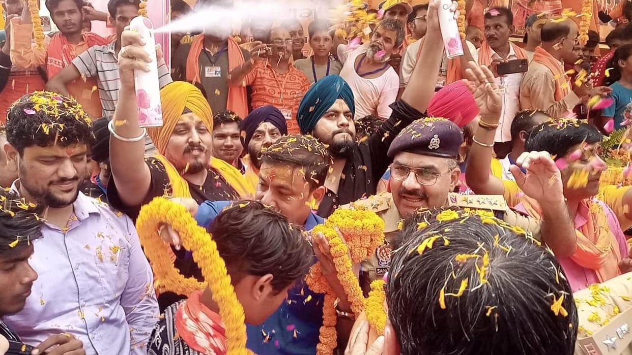 flowers showered on kanwarias