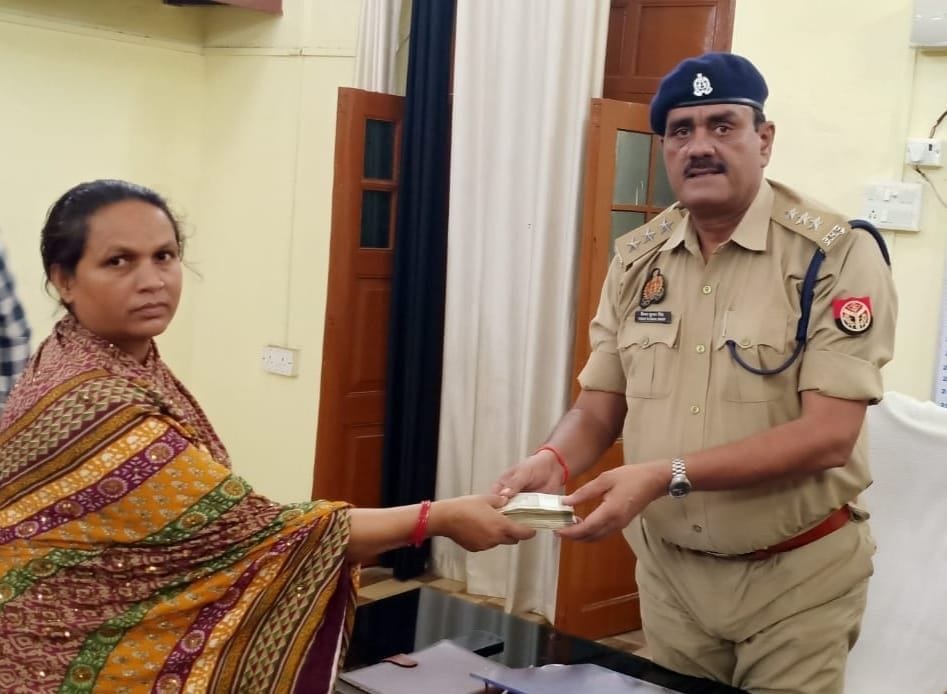 Rs 1.20 lakh found lying on the road, the woman handed it over to the police