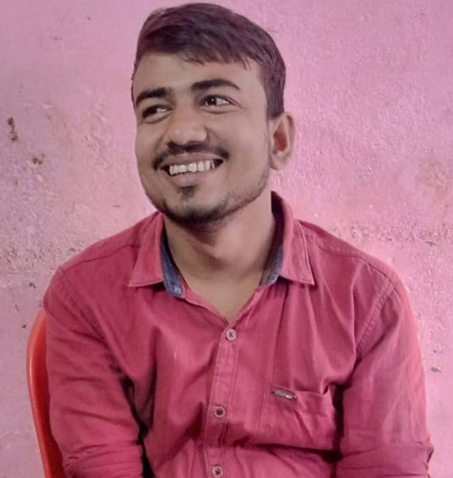Poisonous snake bit the young man sleeping on the bed, death