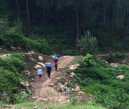 Solan News: बरोटीवाला के सलगा गांव में धंसी जमीन, एक दर्जन मकान किए खाली Patta drain sunk in Salga village
Land, a dozen buildings vacated