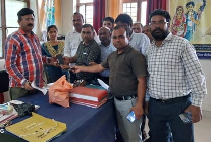 Accountants handed over mobile phones to Registrar Kanungo