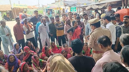 Villagers sitting on dharna for not being allowed to meet DM during Sampurna Samadhan Divas