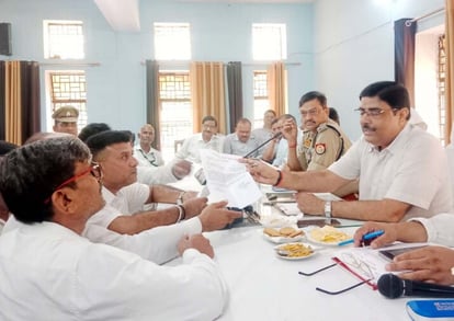 Lawyers demonstrated against Tehsildar in front of DM