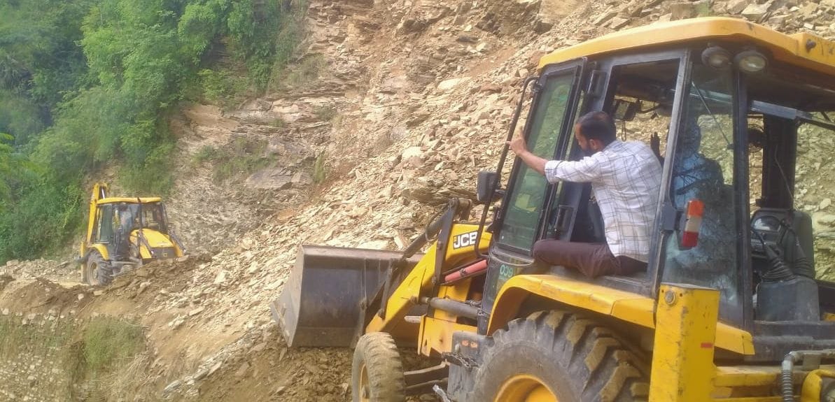 Chuwadi-Jot road closed due to hill crack