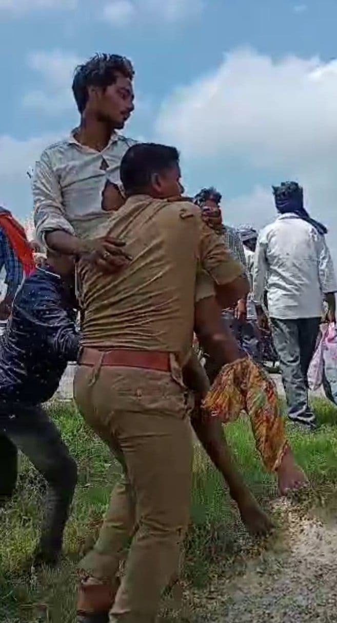 The inspector ran by lifting the injured youth on his shoulder