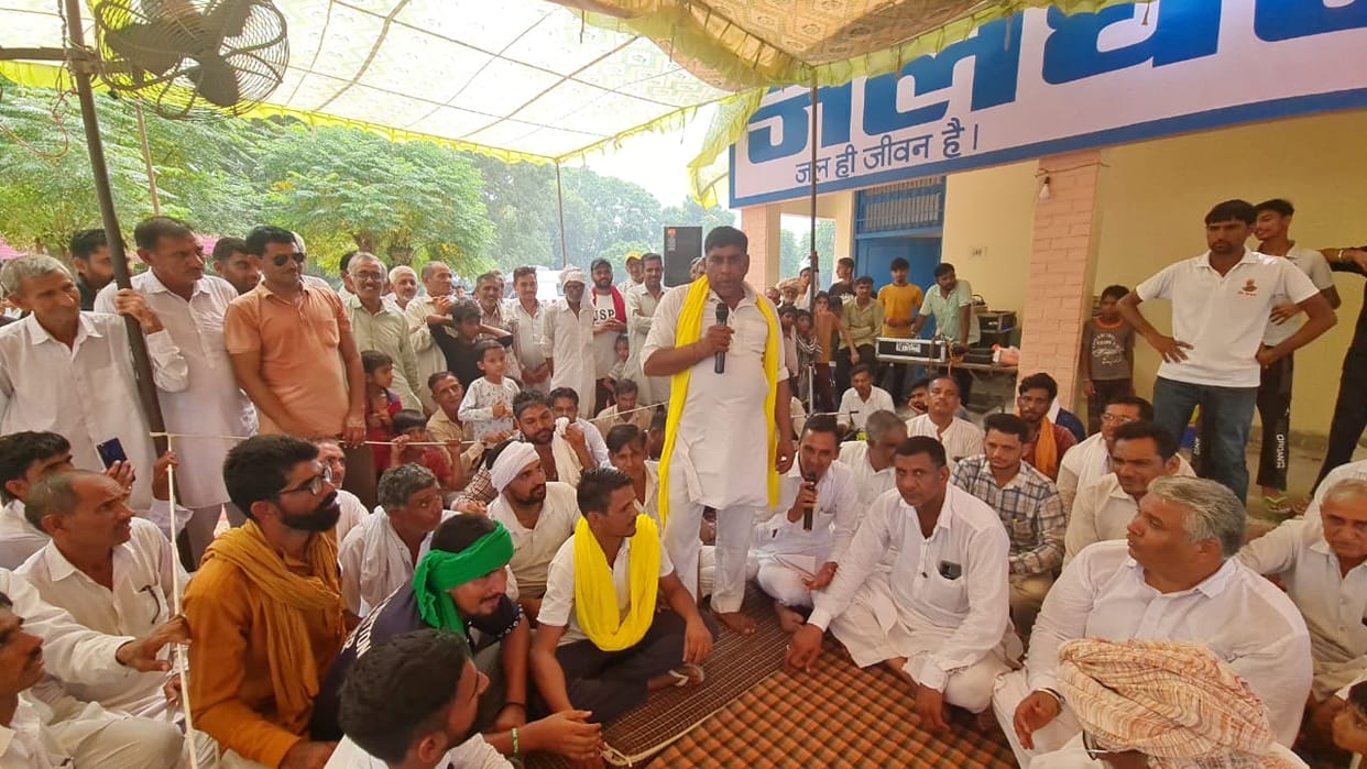 The district administration accepted the demands, the farmers got down from the 150 feet high water tank