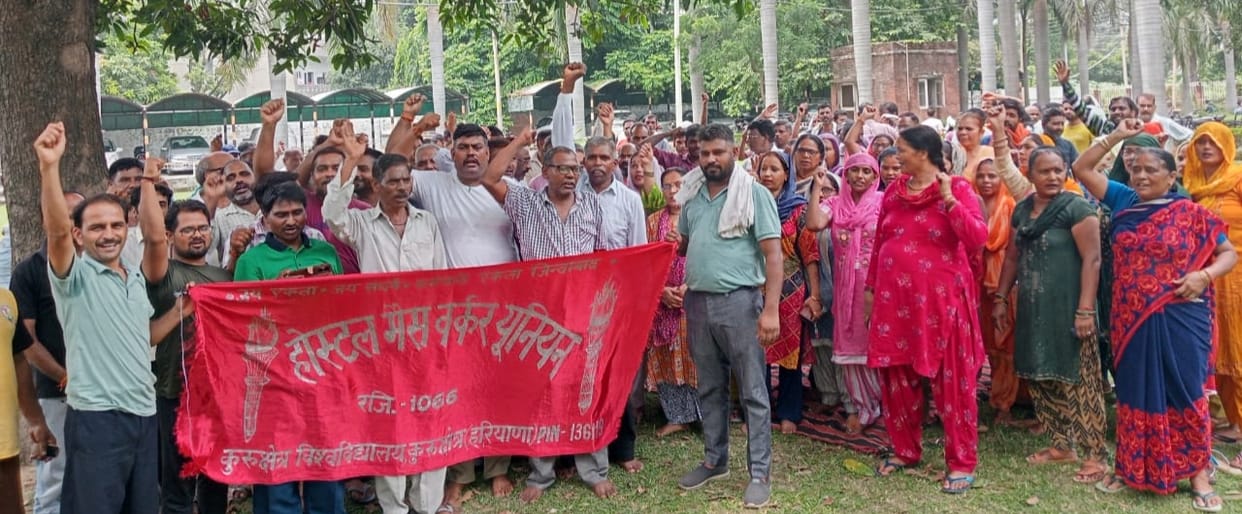 Employees protesting against giving the mess on contract, expressed anger on the third day