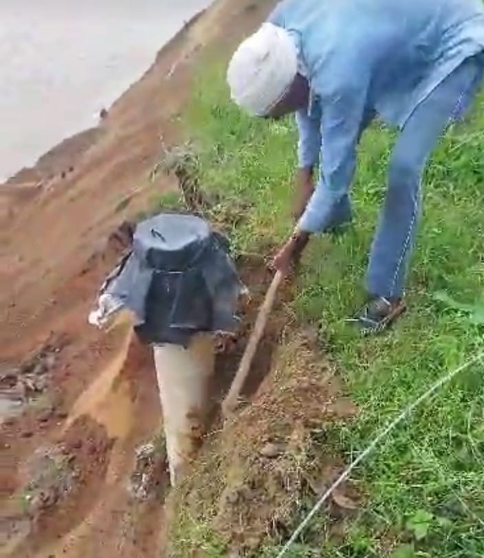 Ganga reached the tube well of the fields, farmers engaged in uprooting the pipeline