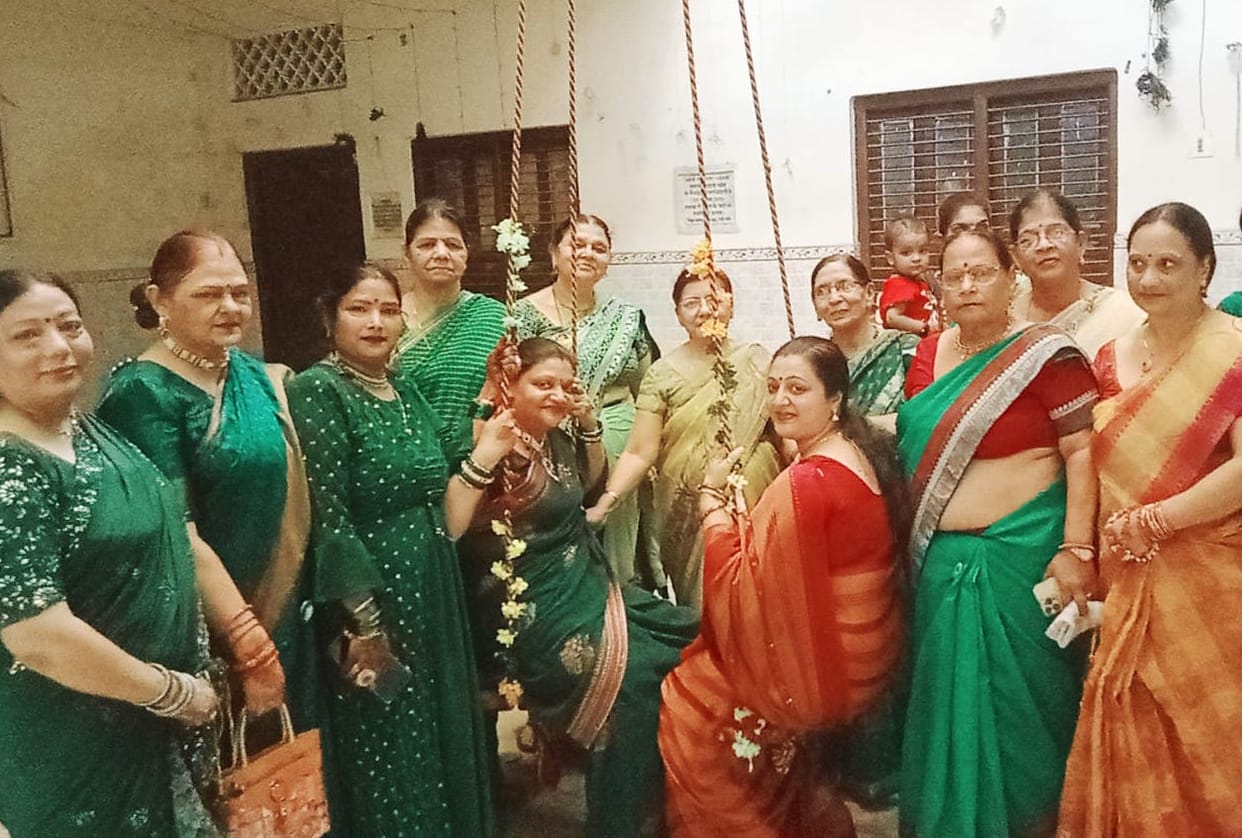 Teej festival celebrated with Sawan songs, enjoyed the swing