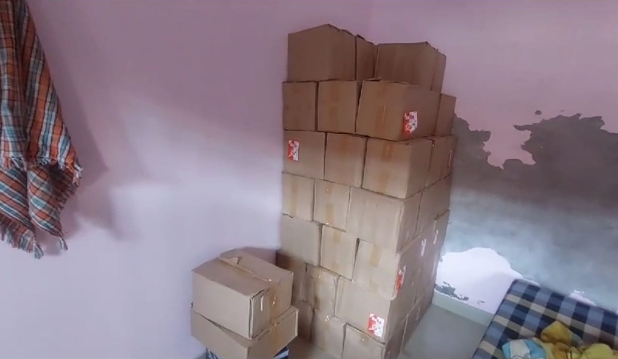 Accused was carrying 65 cases of illegal liquor by putting fake number plate on the vehicle