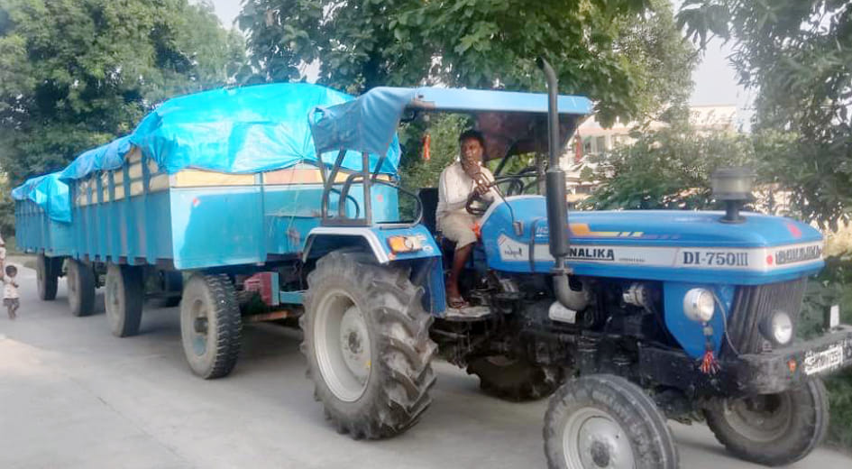 Police caught tractor-trolley going to Nepal carrying paddy and lahi