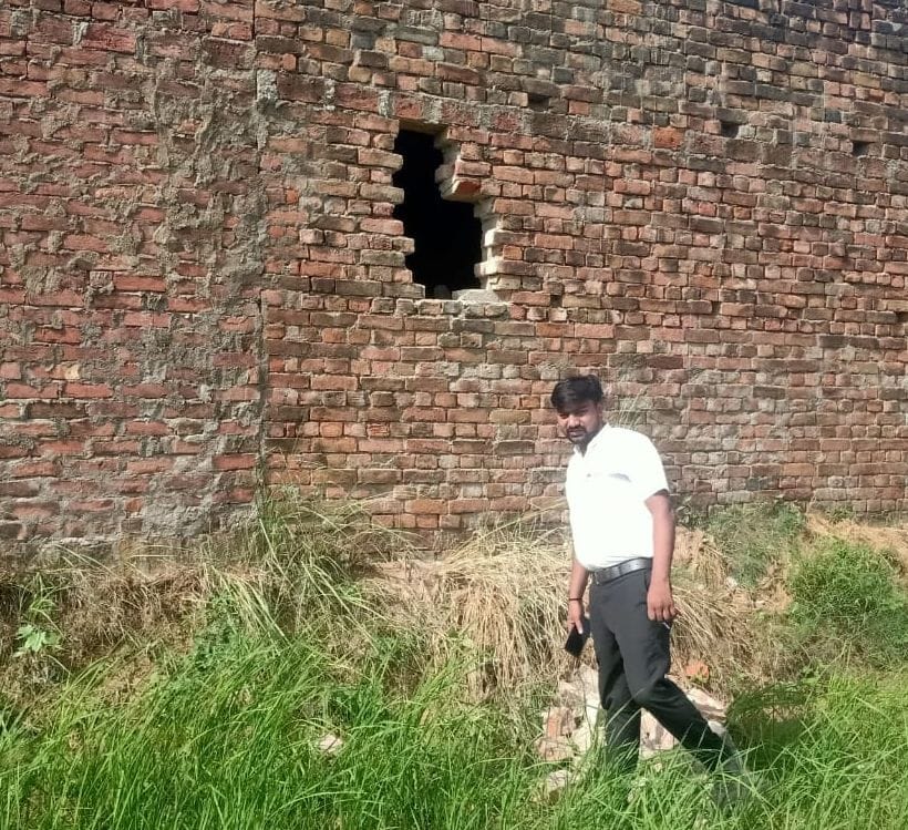 Stealing lakhs from farmer's house by cutting dent