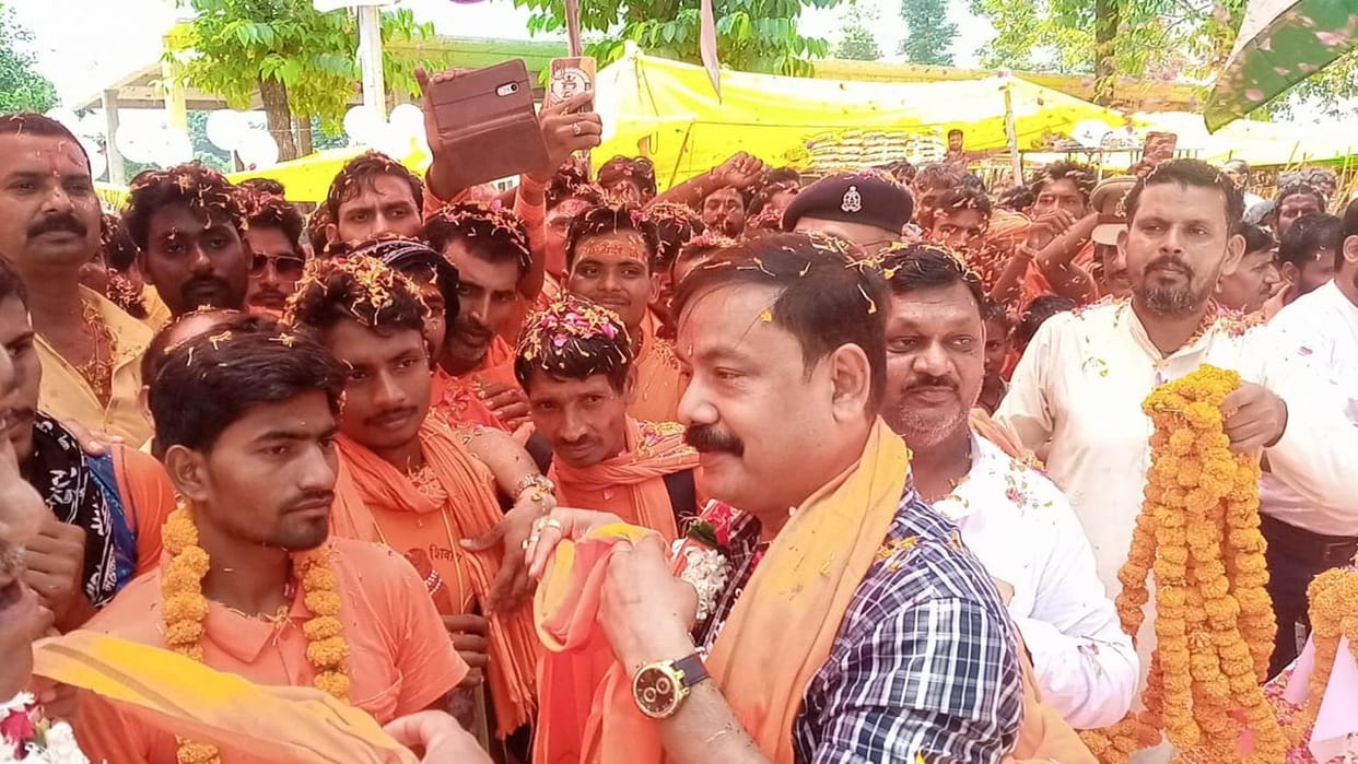 flower rain on kanwariyas