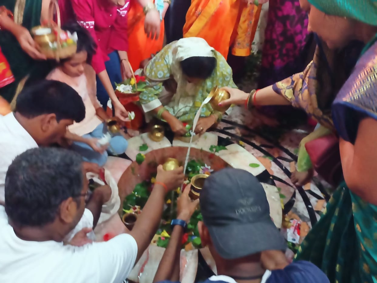 Dugdheshwarnath Dham echoed with the chants of Har Har Mahadev
