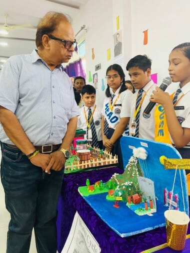 Children presented science models