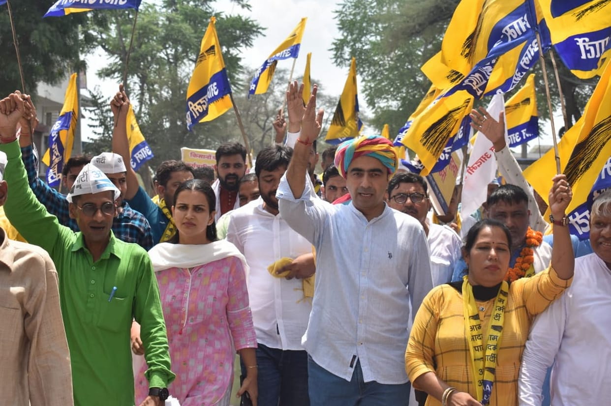 AAP protests against cutting names of BPL card holders