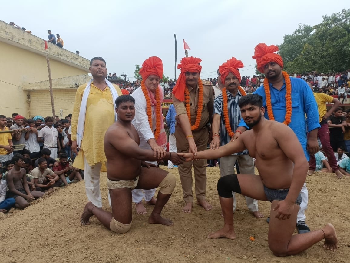 Akanksha of Bihar and Sanjay of Banaras showed the sky to the wrestlers in the arena
