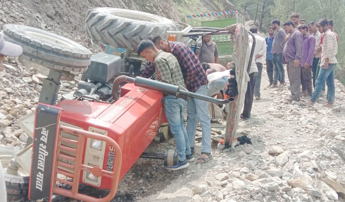 Tractor overturned on the road, driver died