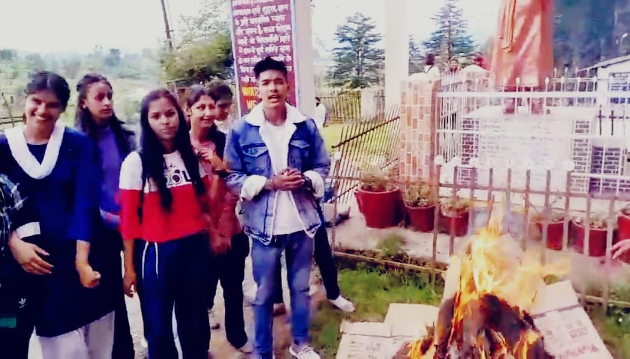 The students burnt the effigy of the college administration