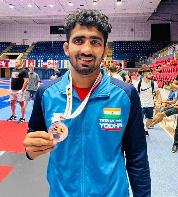 Wrestler Neeraj won bronze in Romania Cup