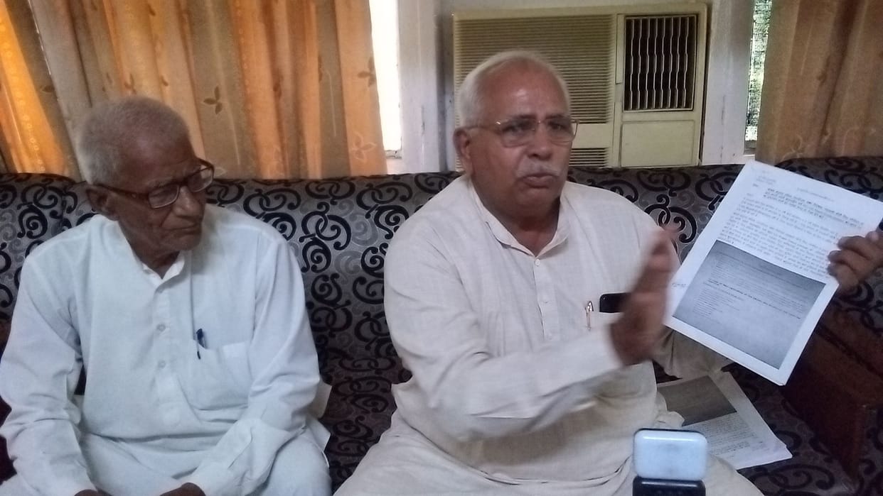 Allegations of issuing tender worth crores to the favorite company