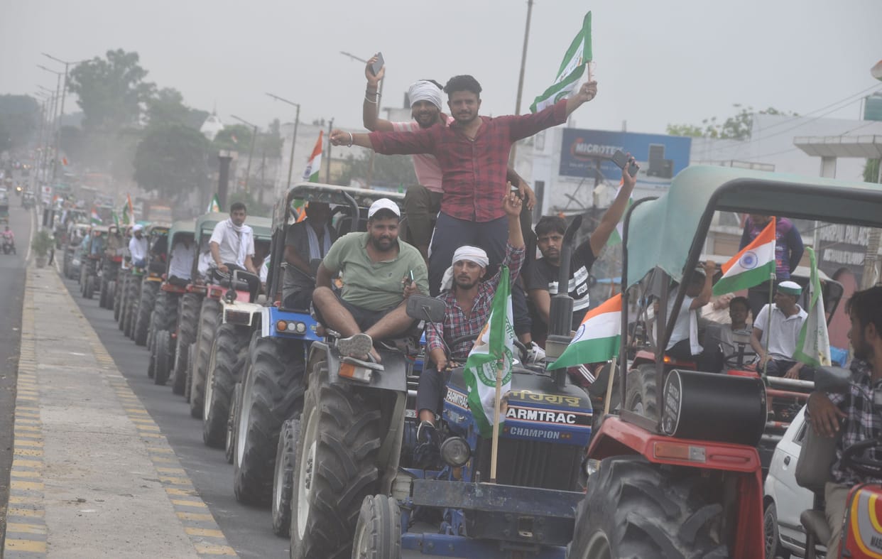 Farmers roared with tractors on the streets of the city