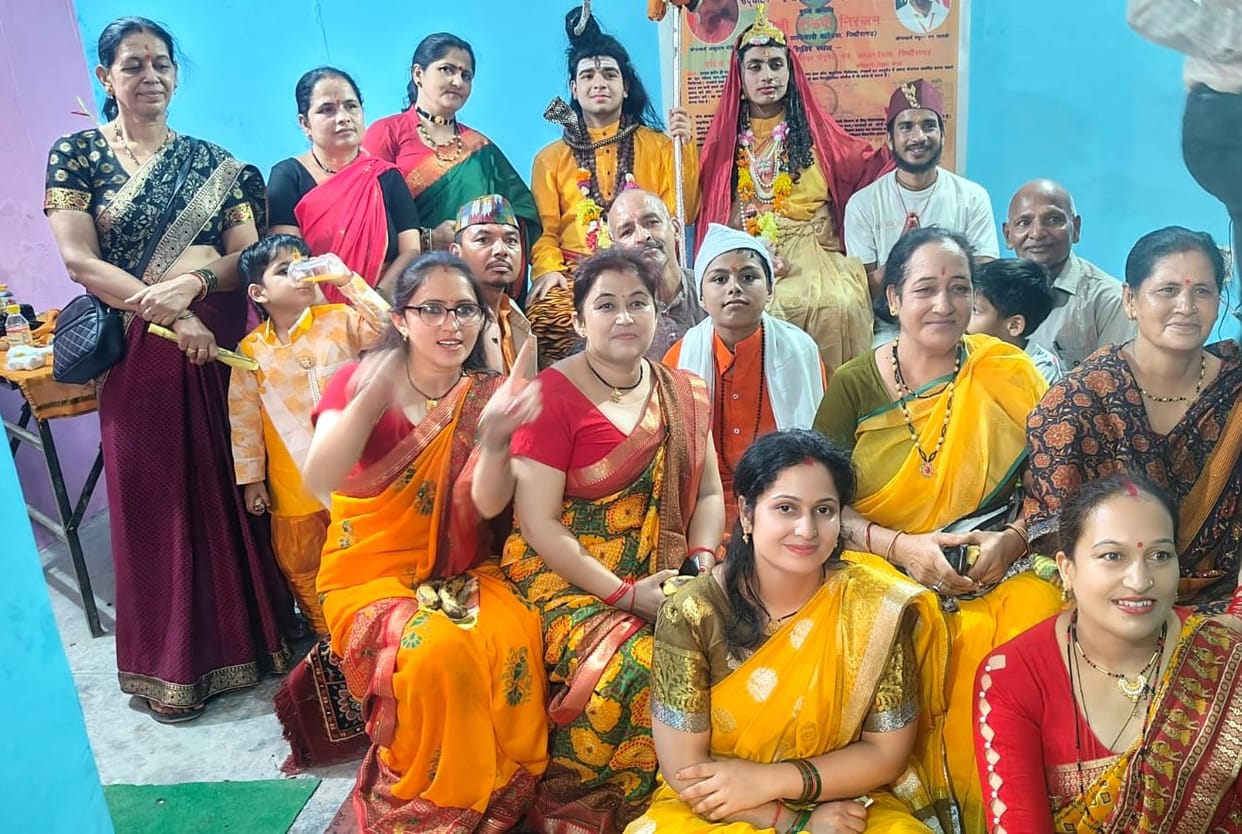 More than 100 people learned yoga in the camp