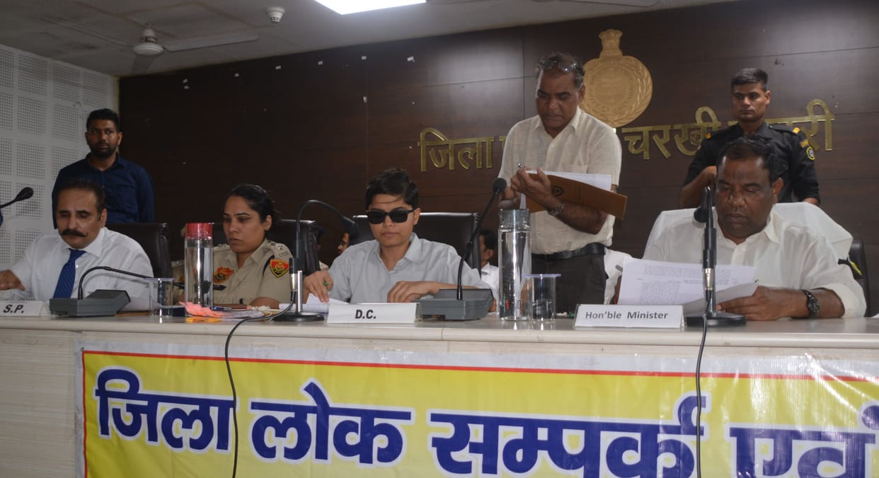 Only three out of 15 complainants reached, labor minister settled 14 complaints in 24 minutes