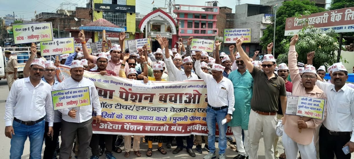 Teachers rang the bell at MP's office regarding old pension