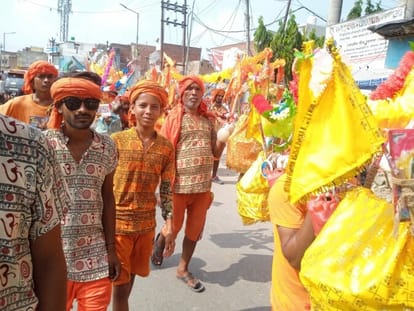Belpatra and Dhatura offered to Bhole in Guleshwarnath temple