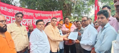Protest for restoration of old pension