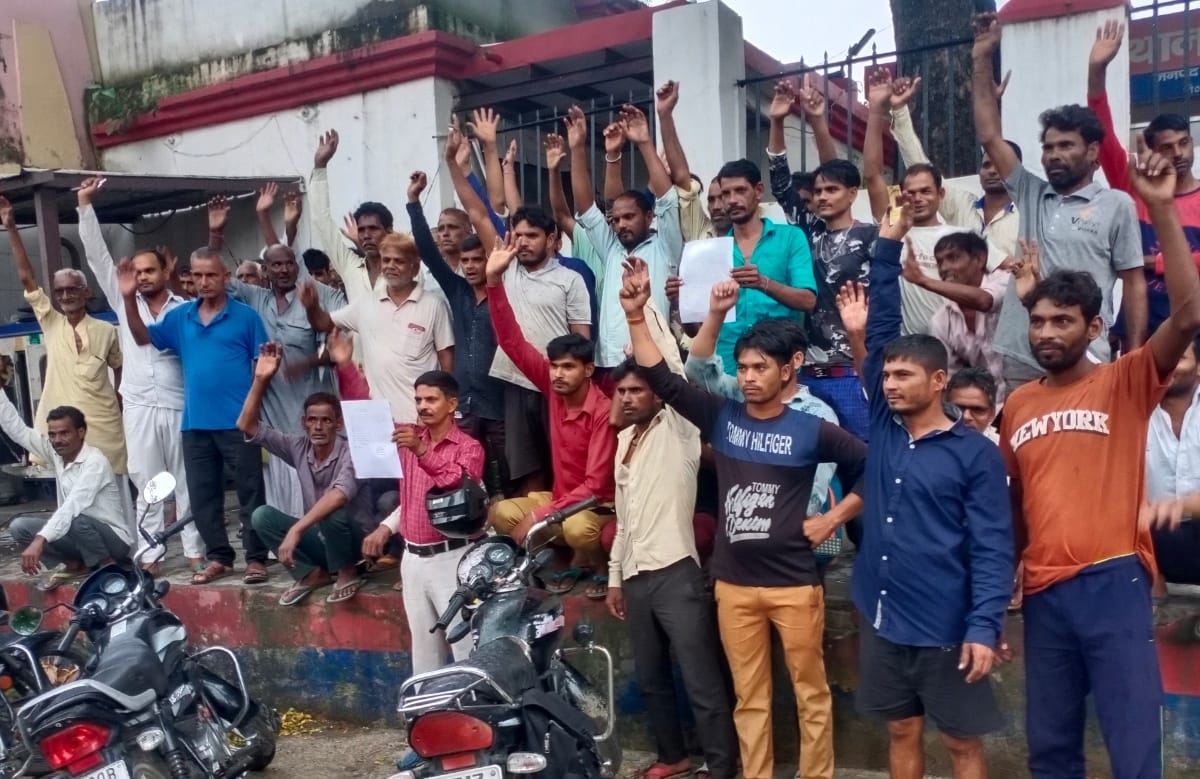 Demonstration at the police station for taking two people into custody