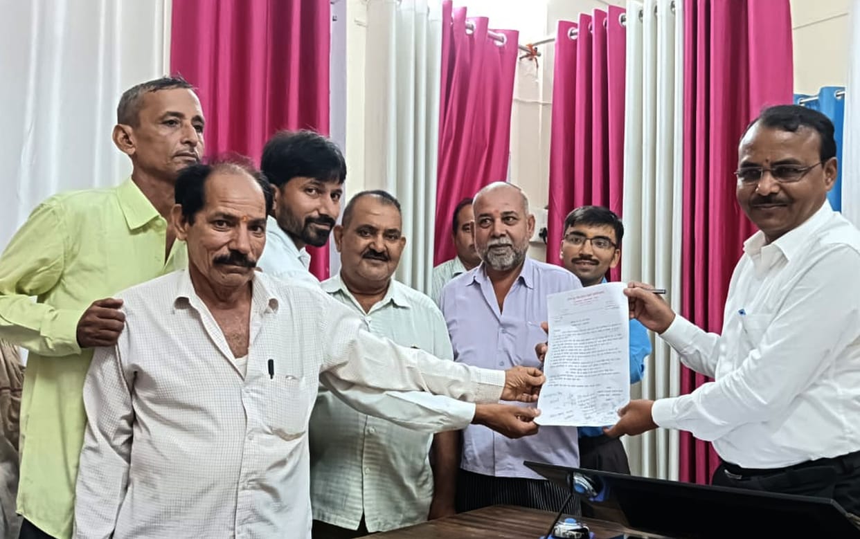 Demonstration of stamp vendors, demand for issue of identity card